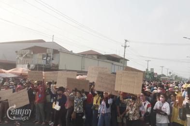 Some 600 Y&W Garment Workers March To Labor Ministry After Factory Declares Bankruptcy