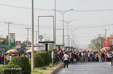 កម្មករ​រោងចក្រ វ៉ាយ អេន ដាប់បែលយូរ (Y&W) ប្រមាណ ៥០០នាក់ ធ្វើ​កូដកម្ម​បិទ​ផ្លូវ​ទាមទារ​ដំណោះស្រាយ​វិវាទ​ការងារ