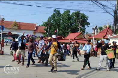 ពលករខ្មែរធ្វើការនៅប្រទេសថៃនាំគ្នាសម្រុកមកលេងស្រុកកំណើត​មួយថ្ងៃៗរាប់ពាន់នាក់តាមច្រកព្រំដែនក្នុងខេត្តបាត់ដំបង