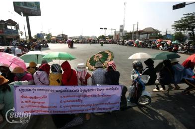 Y&W Garment Workers Receive Compensation, Will Look for New Jobs After Khmer New Year