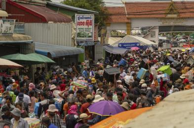 ថៃ​ផ្អាក​ការ​បន្ត​លិខិត​អនុញ្ញាត​ការងារ​ដល់​ពលរដ្ឋ​កម្ពុជា​១០​ម៉ឺន​នាក់ ខណៈកម្ពុជា​ថាត្រៀមខ្លួនរួចជាស្រេចដើម្បីផ្តល់​ការងារ